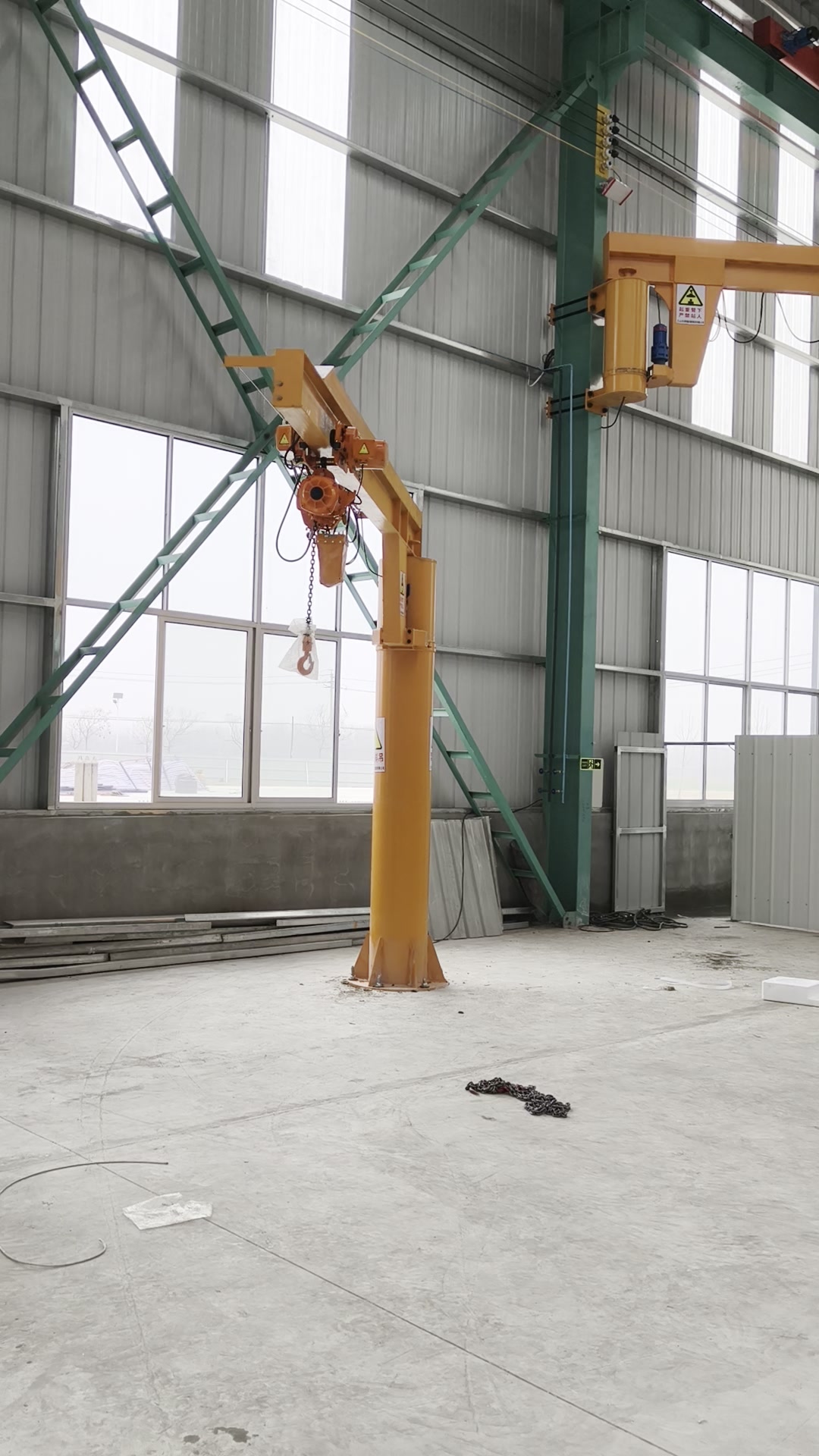 懸臂吊與單梁起重機(jī)現(xiàn)場(chǎng)操作展示